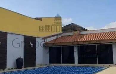 Imagem: A casa possui 4 Dormitórios, 3 Banheiros, 5 Vagas na garagem