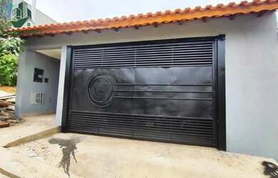 Imagem: A casa possui 3 Dormitórios, 2 Banheiros, 2 Vagas na garagem