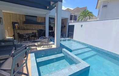 Imagem: A casa em condomínio possui 4 Dormitórios, 5 Banheiros, 3