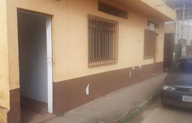 Imagem: A casa possui 1 Dormitório, 1 Banheiro, 1 Vaga na garagem