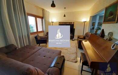 Imagem: A casa possui 4 Dormitórios, 4 Banheiros, 5 Vagas na garagem