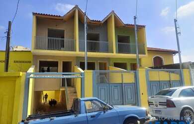 Imagem: A casa possui 3 Dormitórios, 2 Banheiros, 4 Vagas na garagem