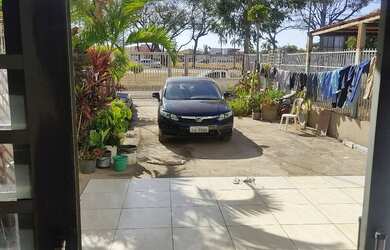 Imagem: A casa possui 3 Dormitórios, 2 Banheiros, 2 Vagas na garagem