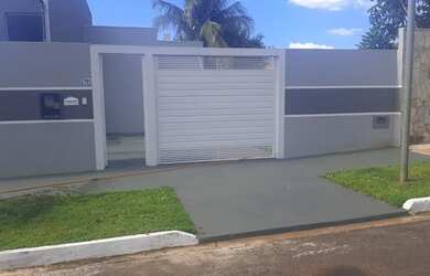 Imagem: A casa possui 3 Dormitórios, 2 Banheiros, 90m² de Área e