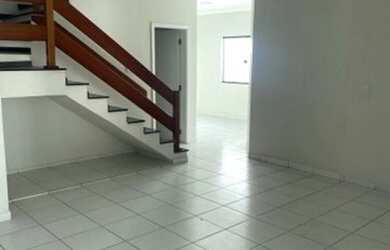 Imagem: O depósito possui 4 Vagas na garagem, 320m² de Área e está