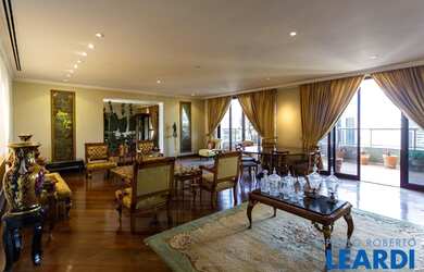 Imagem: O apartamento possui 4 Dormitórios, 5 Banheiros, 5 Vagas na