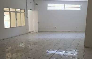 Imagem: O depósito possui 5 Vagas na garagem, 263m² de Área e está