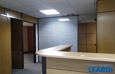 Imagem: O depósito para alugar possui 5 Vagas na garagem, 150m² de