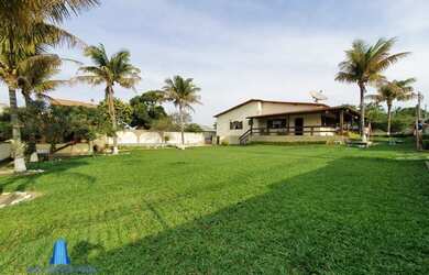 Imagem: A casa possui 4 Dormitórios, 5 Banheiros, 296m² de Área e