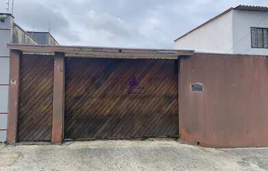 Imagem: A casa possui 3 Dormitórios, 3 Vagas na garagem, 250m² de