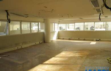 Imagem: O depósito possui 5 Vagas na garagem, 170m² de Área e está