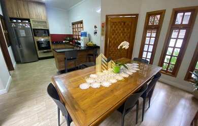 Imagem: A casa possui 3 Dormitórios, 2 Banheiros, 2 Vagas na garagem