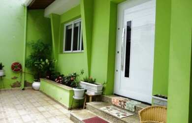 Imagem: A casa possui 2 Dormitórios, 3 Banheiros, 3 Vagas na garagem