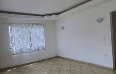 Imagem: A casa possui 4 Dormitórios, 2 Banheiros, 1 Vaga na garagem