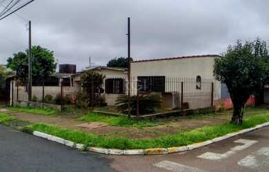 Imagem: A casa possui 3 Dormitórios, 2 Banheiros, 2 Vagas na garagem