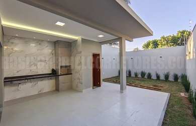 Imagem: A casa possui 3 Dormitórios, 3 Banheiros, 2 Vagas na garagem