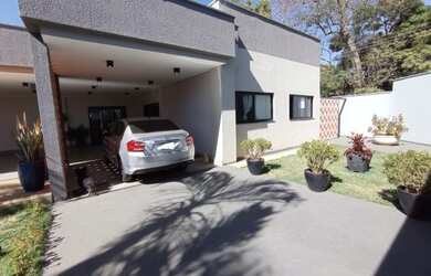 Imagem: A casa possui 4 Dormitórios, 4 Banheiros, 5 Vagas na garagem