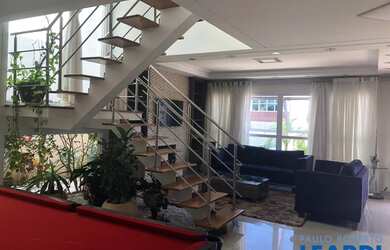 Imagem: A casa em condomínio possui 4 Dormitórios, 5 Banheiros, 2