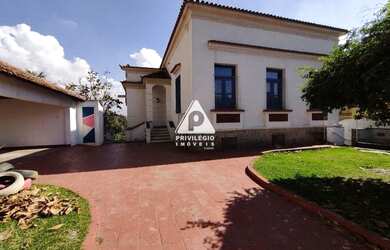 Imagem: O depósito possui 5 Vagas na garagem, 825m² de Área e está