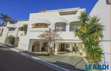 Imagem: A casa em condomínio possui 4 Dormitórios, 5 Banheiros, 4