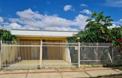 Imagem: A casa possui 4 Dormitórios, 3 Banheiros, 4 Vagas na garagem