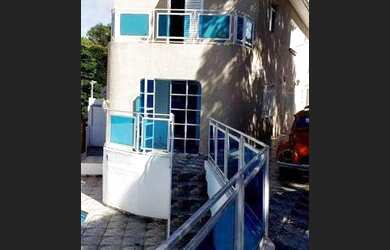 Imagem: A casa possui 4 Dormitórios, 3 Banheiros, 5 Vagas na garagem