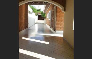 Imagem: A casa possui 4 Dormitórios, 3 Banheiros, 4 Vagas na garagem