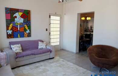 Imagem: A casa possui 3 Dormitórios, 3 Banheiros, 2 Vagas na garagem