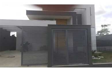 Imagem: A casa possui 3 Dormitórios, 3 Banheiros, 2 Vagas na garagem