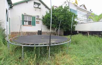 Imagem 5: Casa com três dormitórios com patio grande no bairro Santa Tereza