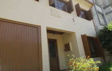 Imagem: A casa possui 3 Dormitórios, 2 Banheiros, 3 Vagas na garagem