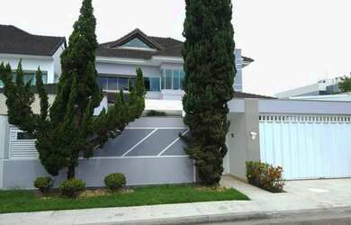 Imagem: A casa em condomínio possui 4 Dormitórios, 5 Banheiros, 1