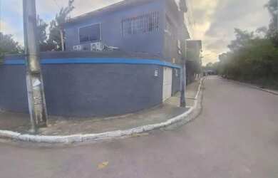 Imagem: A casa possui 4 Dormitórios, 1 Banheiro, 2 Vagas na garagem