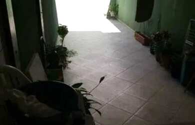 Imagem: A casa possui 2 Dormitórios, 1 Banheiro, 1 Vaga na garagem