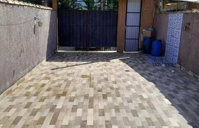 Imagem: A casa possui 3 Dormitórios, 2 Banheiros, 2 Vagas na garagem