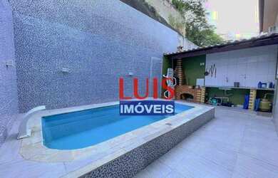 Imagem: A casa possui 3 Dormitórios, 2 Banheiros, 2 Vagas na garagem