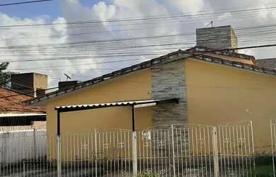 Imagem: A casa possui 2 Dormitórios, 1 Banheiro, 1 Vaga na garagem
