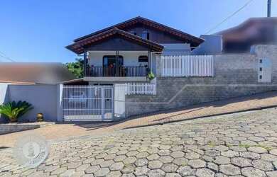 Imagem: A casa possui 3 Dormitórios, 3 Banheiros, 4 Vagas na garagem