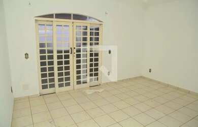 Imagem: A casa possui 3 Dormitórios, 2 Banheiros, 1 Vaga na garagem