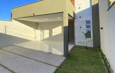 Imagem: A casa possui 2 Dormitórios, 2 Banheiros, 2 Vagas na garagem