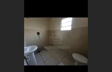 Imagem: A casa possui 2 Dormitórios, 1 Banheiro, 2 Vagas na garagem