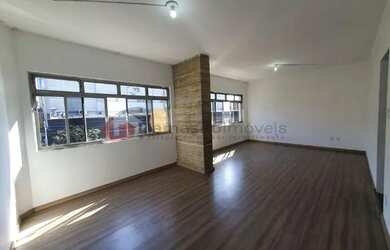 Imagem: A casa possui 3 Dormitórios, 1 Banheiro, 2 Vagas na garagem