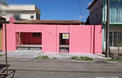 Imagem: A casa possui 3 Dormitórios, 1 Banheiro, 2 Vagas na garagem