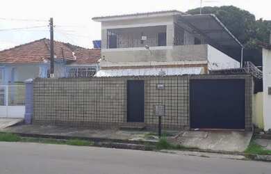 Imagem: A casa possui 4 Dormitórios, 2 Banheiros, 2 Vagas na garagem