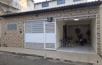 Imagem: A casa possui 1 Dormitório, 1 Banheiro, 1 Vaga na garagem