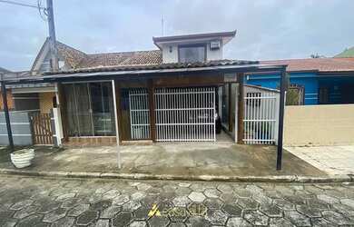 Imagem: A casa possui 4 Dormitórios, 3 Banheiros, 1 Vaga na garagem