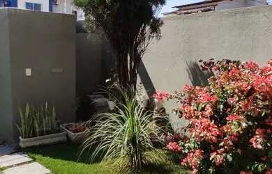 Imagem: A casa possui 3 Dormitórios, 1 Banheiro, 2 Vagas na garagem