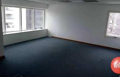 Imagem: O depósito possui 4 Vagas na garagem, 416m² de Área e está