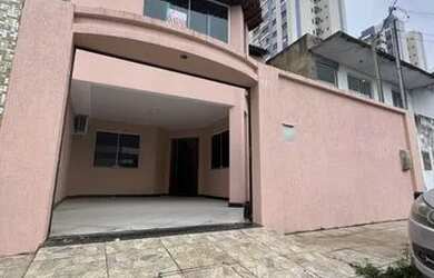 Imagem: A casa possui 3 Dormitórios, 3 Banheiros, 2 Vagas na garagem