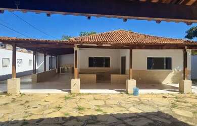 Imagem: A casa em condomínio possui 4 Dormitórios, 3 Banheiros, 5